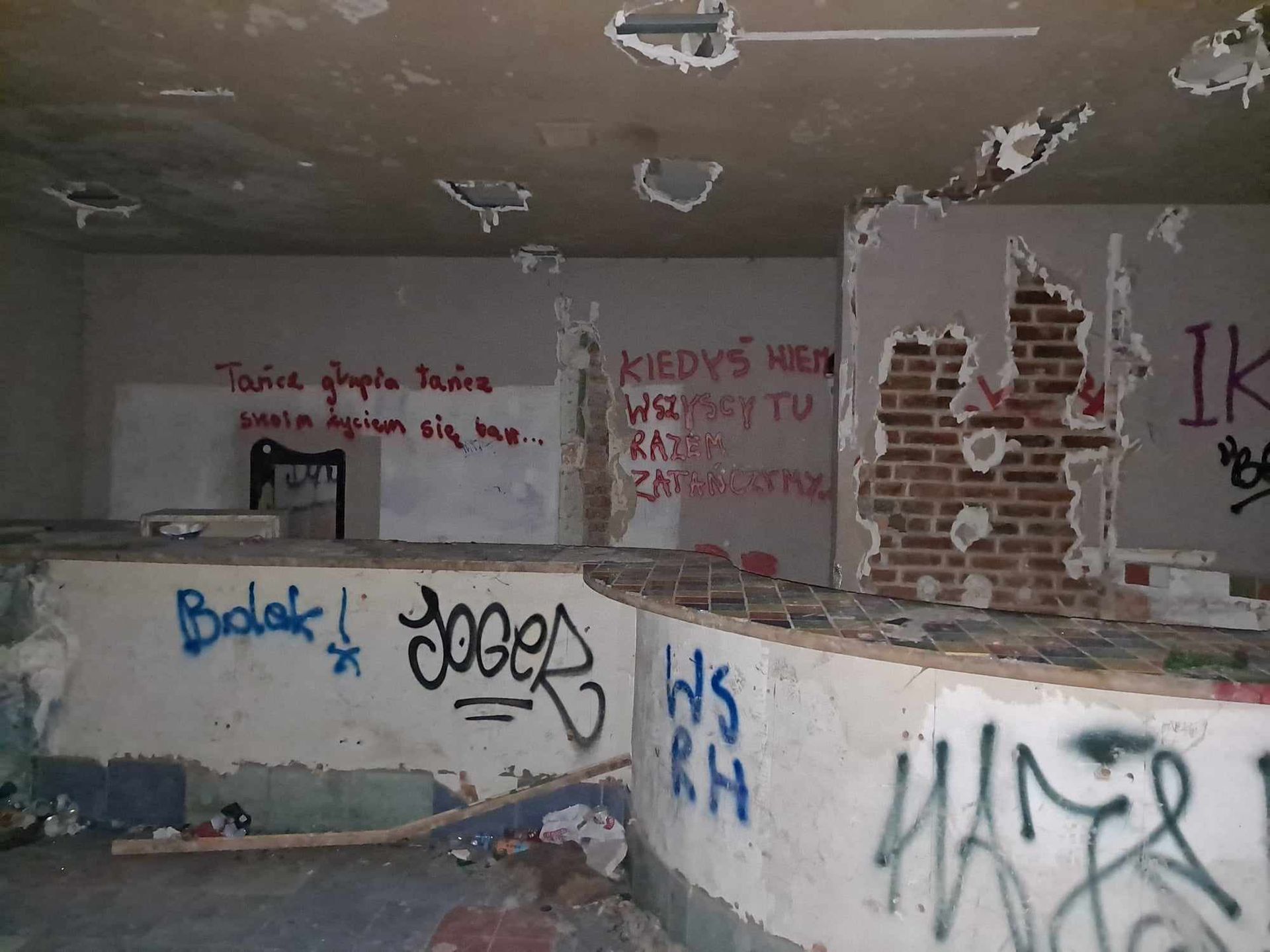 Pozostał tylko napis "Tańcz, głupia tańcz"
