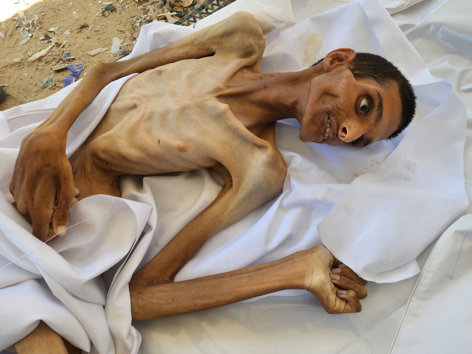 Adil Mazi, lat 27, umiera z głodu w związku z trwającą blokadą 