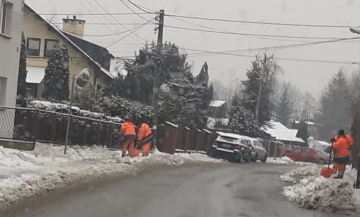Służby odśnieżały chodnik prezydenta Katowic
