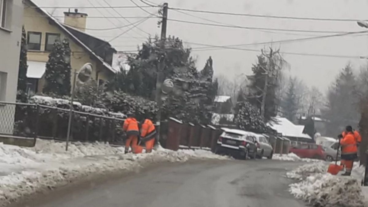Służby odśnieżały chodnik prezydenta Katowic