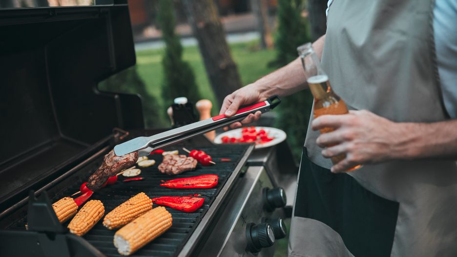 Tradycyjny grill węglowy ma wiele zalet, ale jego obsługa bywa kłopotliwa 