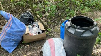 Na zalesionej posesji policjanci znaleźli 8000 paczek papierosów
