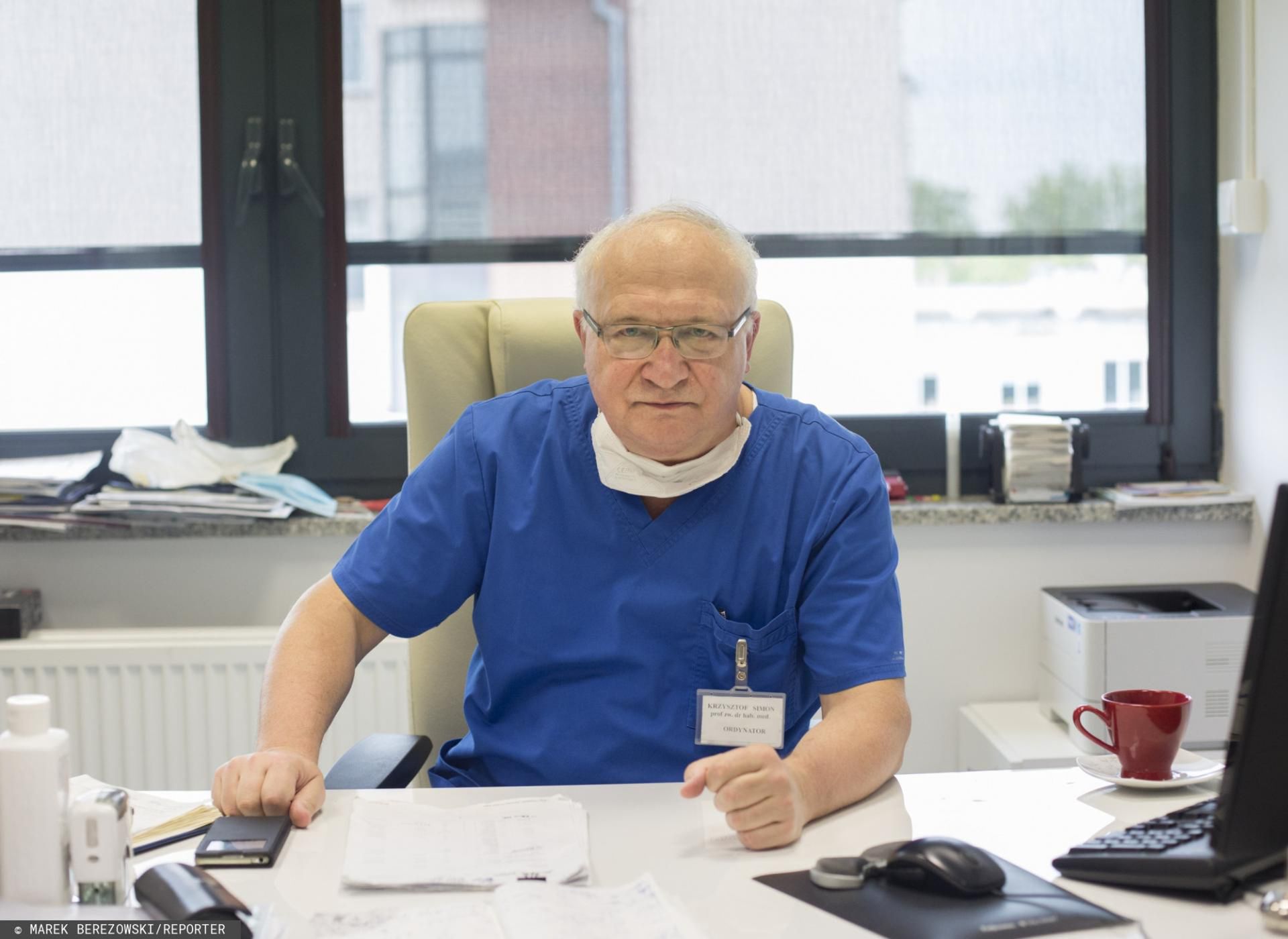 Prof. Simon: Osoby przechodzące koronawirus bezobjawowo też mogą zarażać