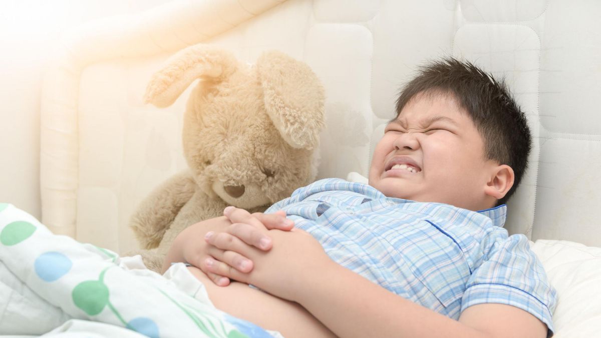 Biegunka u dziecka może objawiać się bólem brzucha i wymiotami.