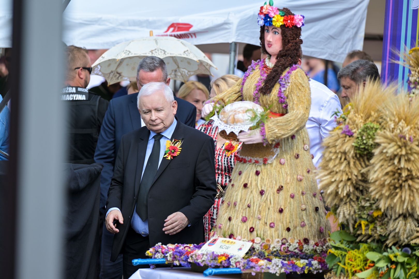 Jaros�aw Kaczy�ski
Parady� (woj. ��dzkie), 20.08.2023. Wicepremier, prezes PiS Jaros�aw Kaczy�ski na do�ynkach diecezjalno-wojew�dzko-powiatowo-gminnych w Parady�u, 20 bm. (aldg) PAP/Grzegorz Micha�owski
Grzegorz Micha�owski
diecezjalno-wojew�dzko-powiatowo-gminne, do�ynki, folklor, impreza, rolnictwo, rolnicza, tradycja, tradycje, tradycyjne