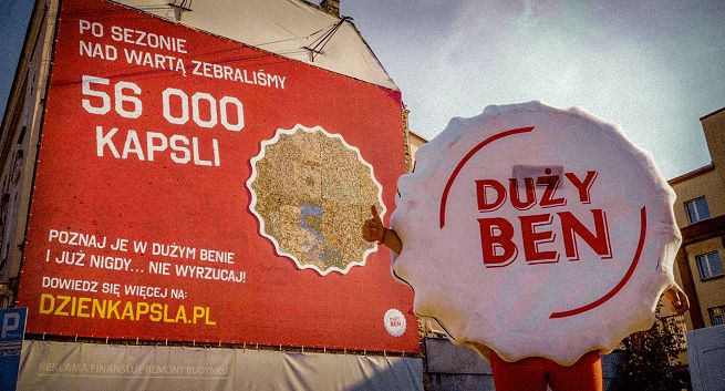 W Poznaniu zawieszono baner z recyklingu