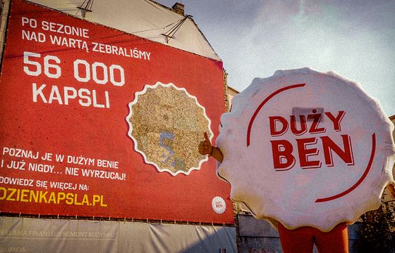 W Poznaniu zawieszono baner z recyklingu