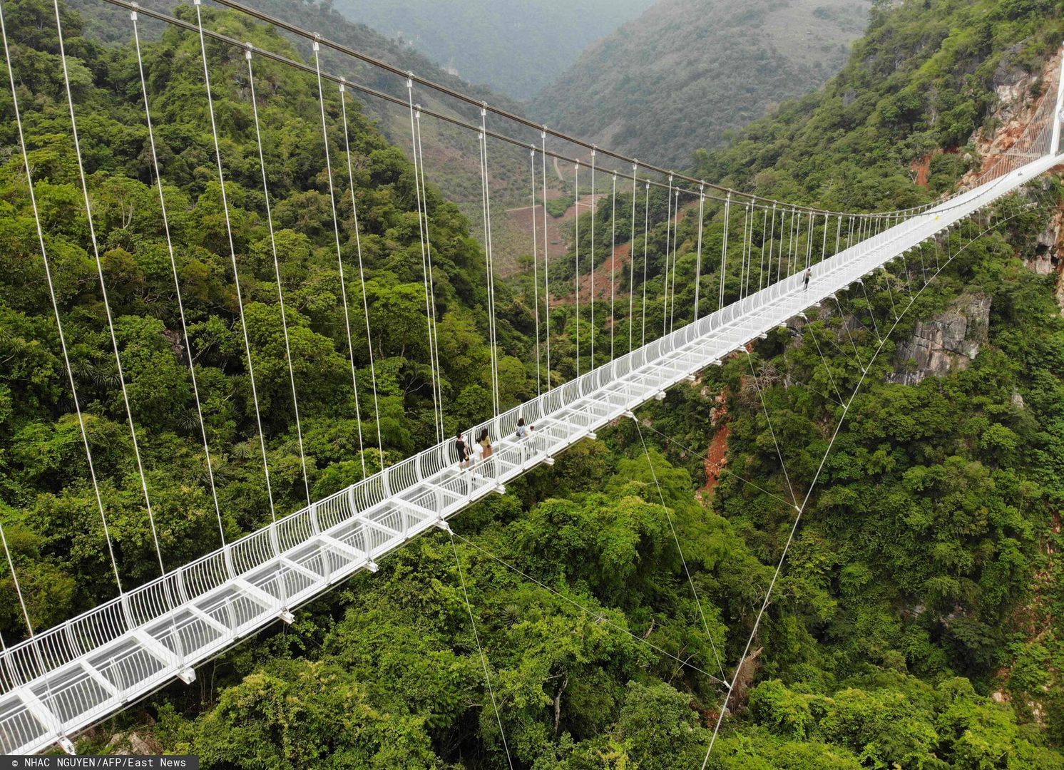 Co za widok! Rekordowy szklany most otwarty dla turystów. Ma ponad 600 m