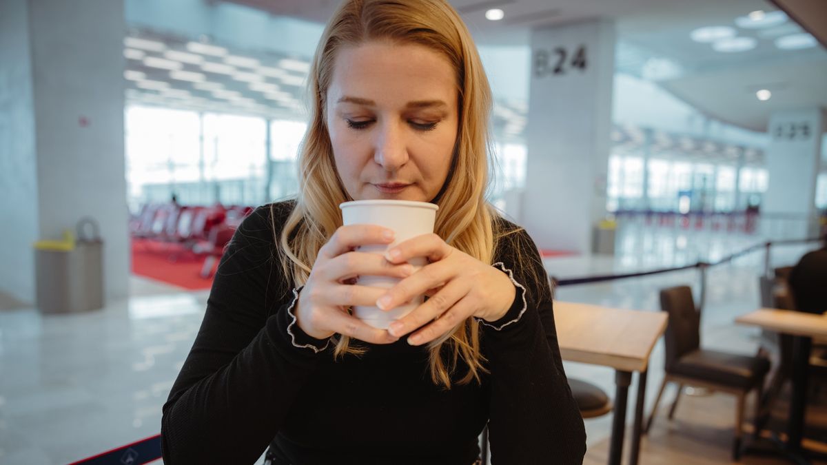 Kobieta pijąca kawę