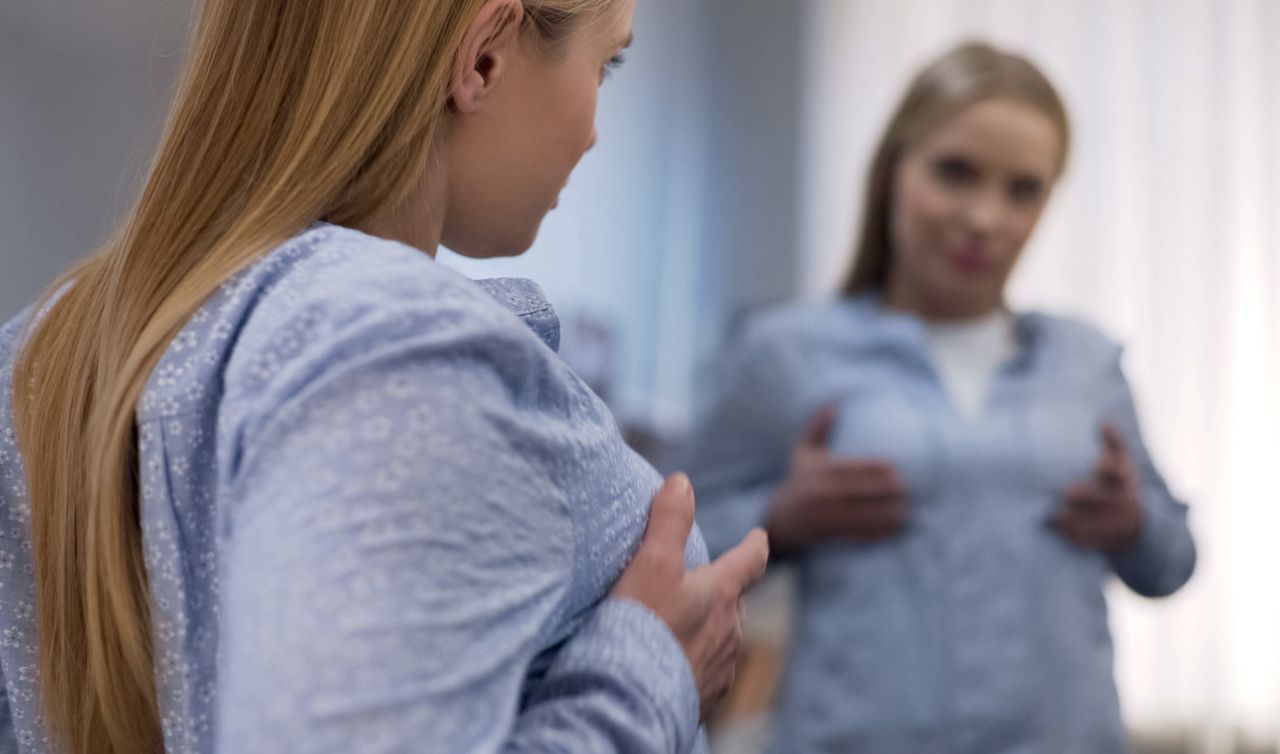 Ujędrnienie biustu - wpływ zabiegów ujędrniających, domowe sposoby, ujędrnianie piersi za pomocą ćwiczeń