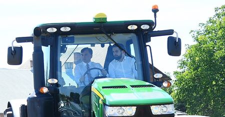 Ziobro w traktorze. "Bałbym się wpuścić tego szkodnika na pole"