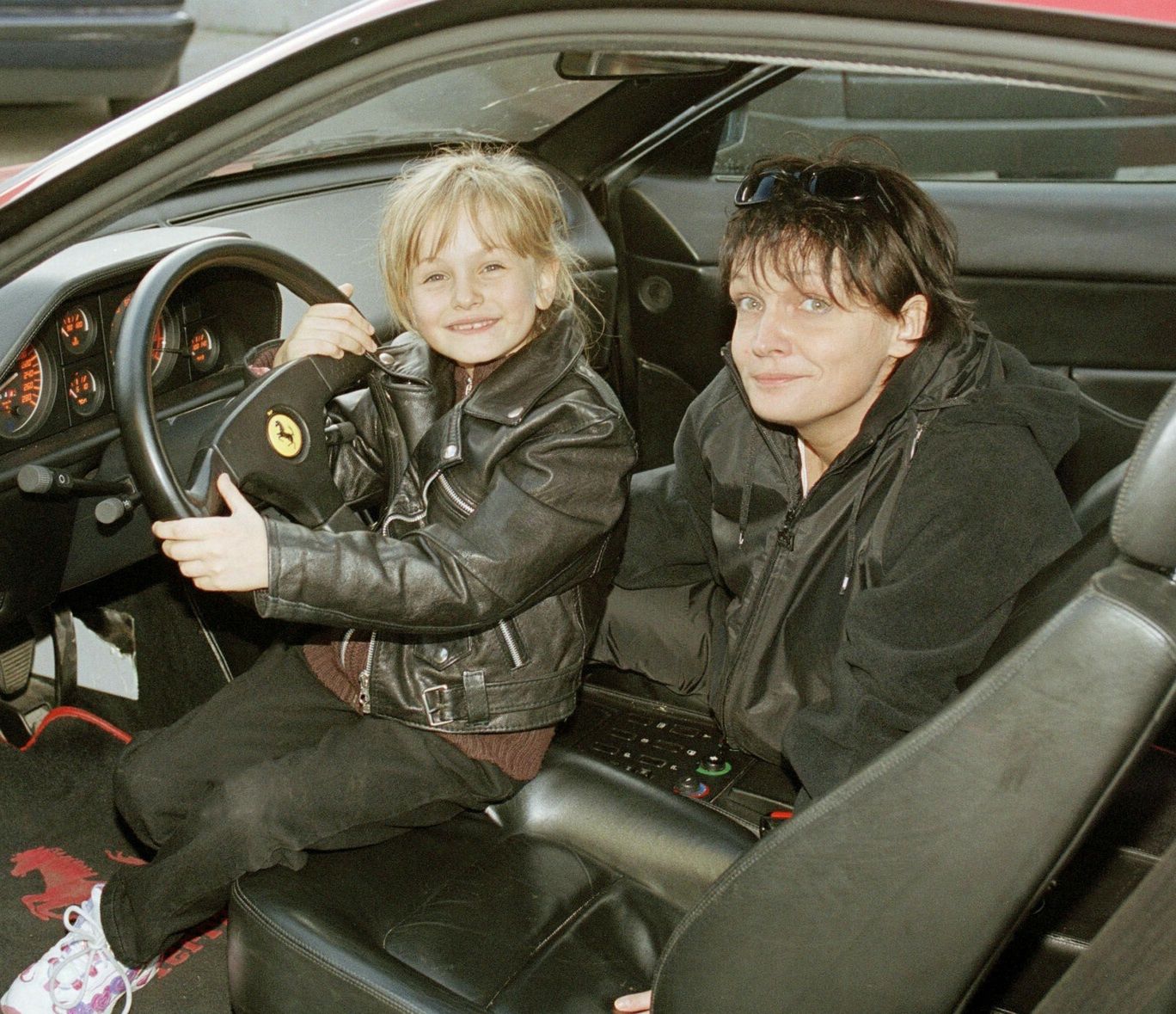 Michalina Robakiewicz z mamą Adrianną Biedrzyńską w 2001 roku
