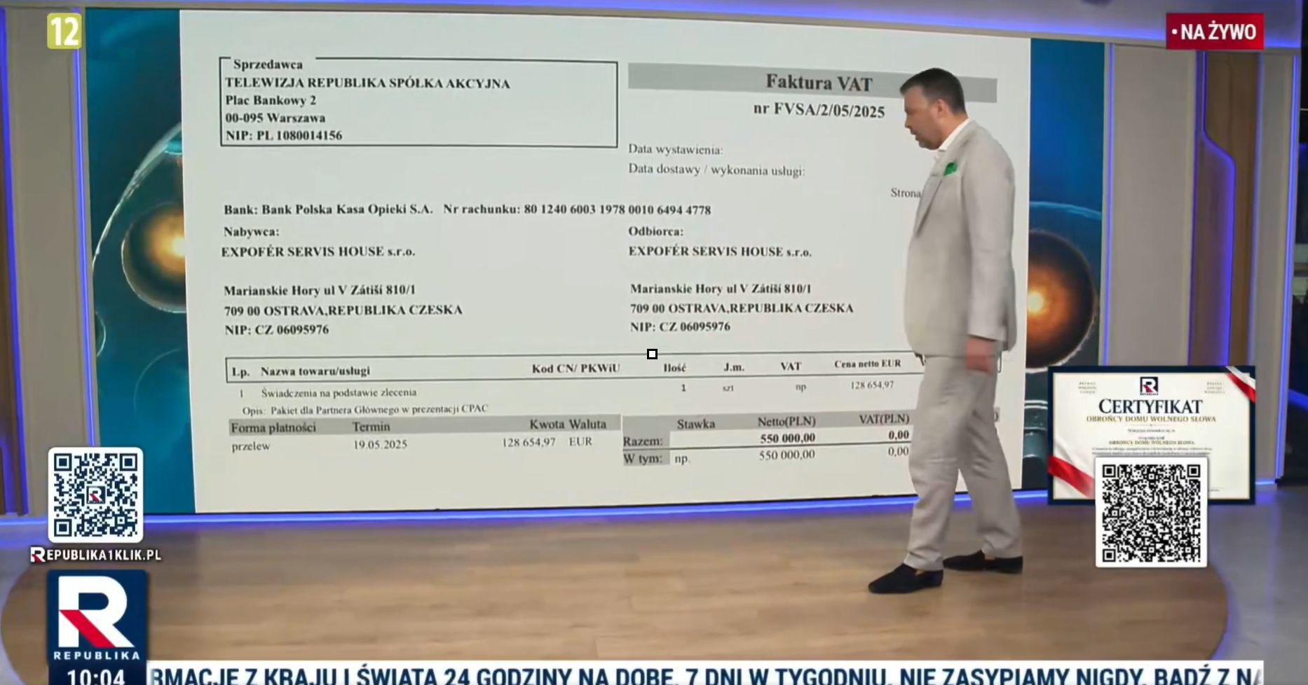 Michał Rachoń pokazujący fakturę 
