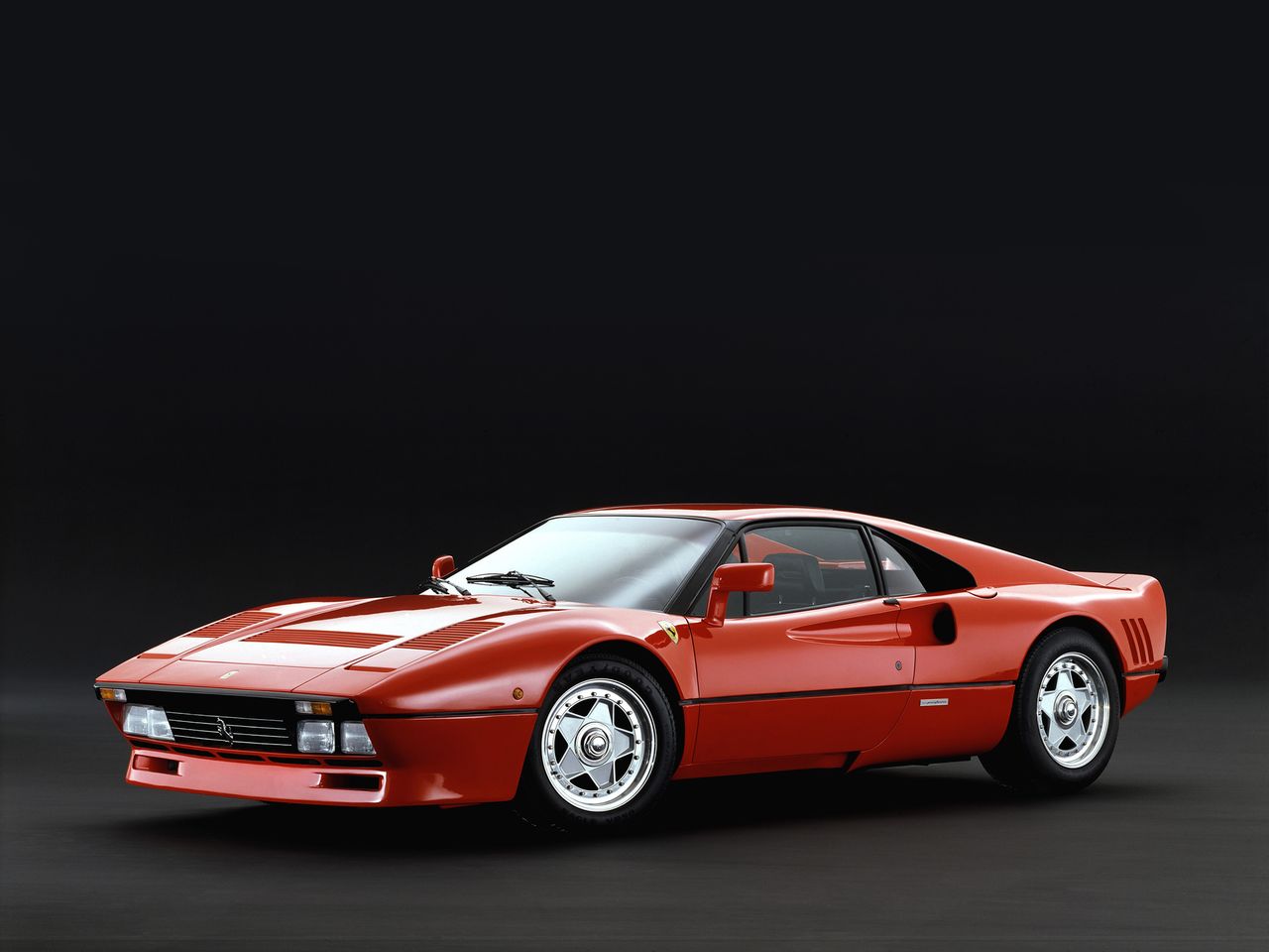 Tutaj wyjątkowo cofamy się w czasie znacznie dalej niż kilka lat. Ferrari 288 GTO produkowane było w latach 1984-1987. AMG A 45 dzieli więc od tej maszyny około 30 lat. W swoim czasie był to flagowy okręt Ferrari. 288 GTO to poprzednik takich maszyn jak F40, Enzo i LaFerrari. Trzeba było 3 dekad, żeby kompaktowy hot hatch dysponował lepszymi osiągami niż topowy wóz egzotycznej marki z Maranello. 288 GTO rozwijało 400 KM i osiągało 100 km/h w 4,8 s.