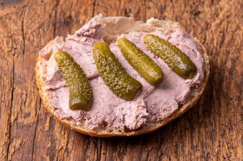 W PRL każdy kładł na kanapki. Dziś większość nie tknęłaby nawet patykiem