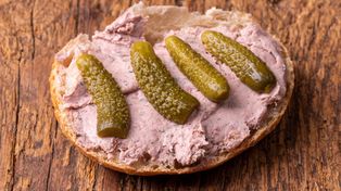 W PRL każdy kładł na kanapki. Dziś większość nie tknęłaby nawet patykiem