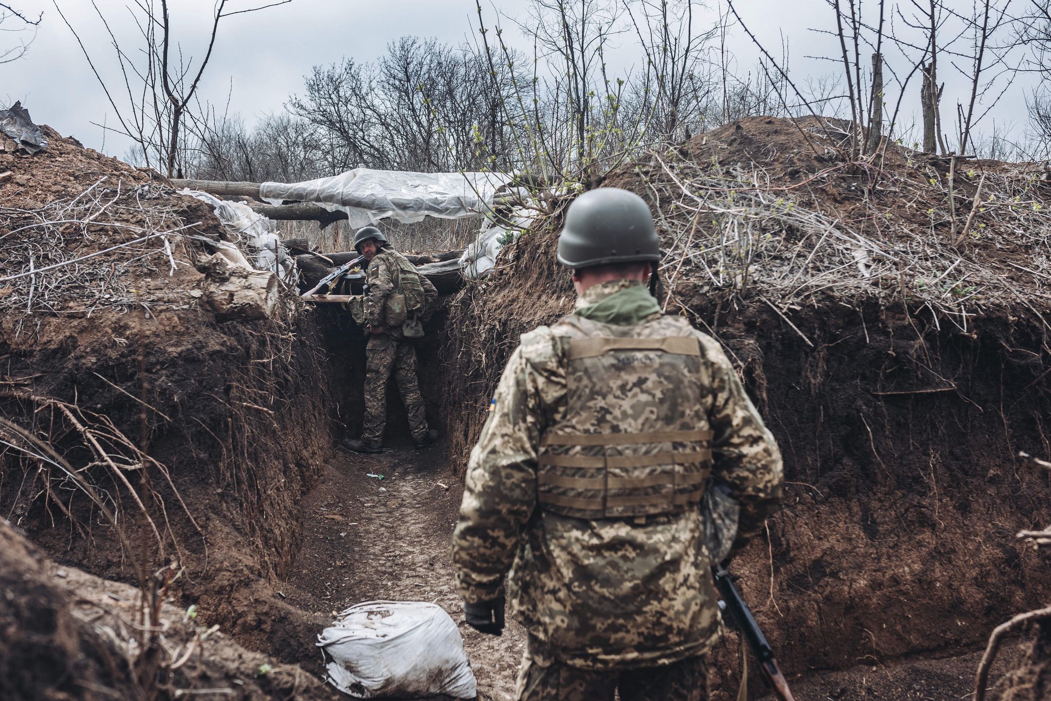Ukrainian frontline in DonbassDONBASS, UKRAINE - APRIL 11: Ukrainian soldiers are seen at a Ukrainian frontline in Donbass, Ukraine on April 11, 2022. Diego Herrera Carcedo / Anadolu Agency/ABACAPRESS.COM Dostawca: PAP/AbacaAA/ABACA2022, Donbass, Russian attacks, Ukraine, Ukrainian position, Ukrainian frontline in Donbass
