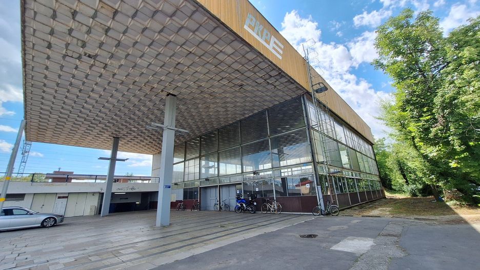 Wybudowany w połowie lat 70. ubiegłego wieku ze szkła i stali budynek ówczesnego dworca kolejowego &#34;Tarnów Zachodni&#34;, w czasach PRL-u uchodził za jeden z najnowocześniejszych w Polsce. To jednokondygnacyjny obiekt z antresolą o powierzchni ponad 200 m kw. W środku jest duża poczekalnia, kasy i punkty usługowe
