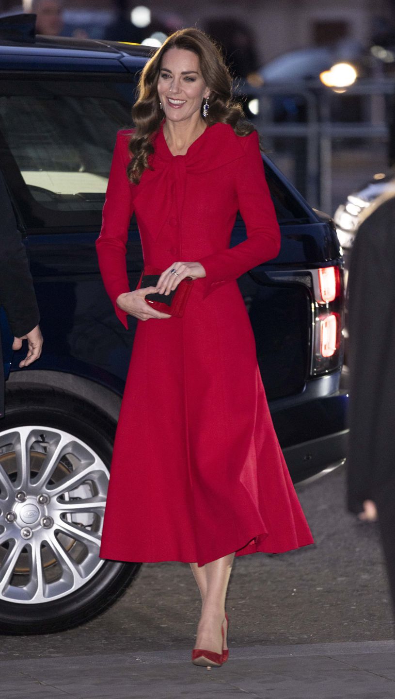 Kate Middleton w czerwonej sukience-płaszczu kolęduje z księciem Williamem