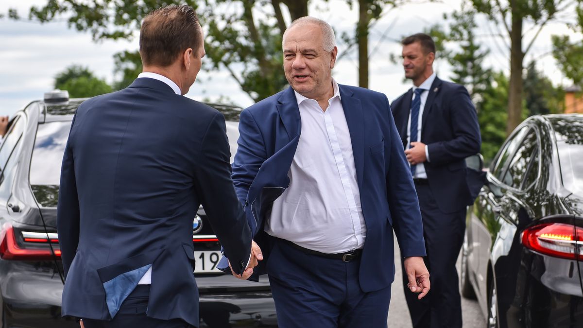 Stołpie (woj. lubelskie), 14.06.2021. Wicepremier, minister aktywów państwowych Jacek Sasin (C) i wiceminister infrastruktury Rafał Weber (L) podczas konferencji prasowej w miejscowości Stołpie, 14 bm. Konferencja dot. rządowych inwestycji poprawiających bezpieczeństwo na drogach w Polsce. (aldg) PAP/Wojtek Jargiło