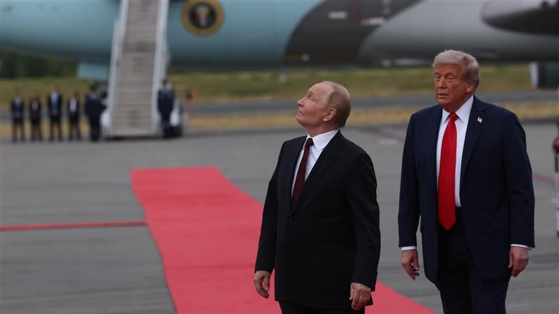 Putin patrzy na przelot bombowca B2 po przywitaniu z D. Trumpem