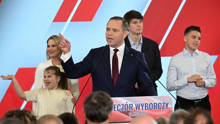 Gdańsk, 18.05.2025. Wybory prezydenta RP - I tura. Kandydat Komitetu Obywatelskiego, popierany przez Prawo i Sprawiedliwość prezes IPN Karol Nawrocki (C) z żoną Martą Nawrocką (L) w sztabie wyborczym w Gdańsku, 18 bm. Zakończyło się głosowanie w I turze wyborów prezydenta RP. (aldg) PAP/Adam Warżawa