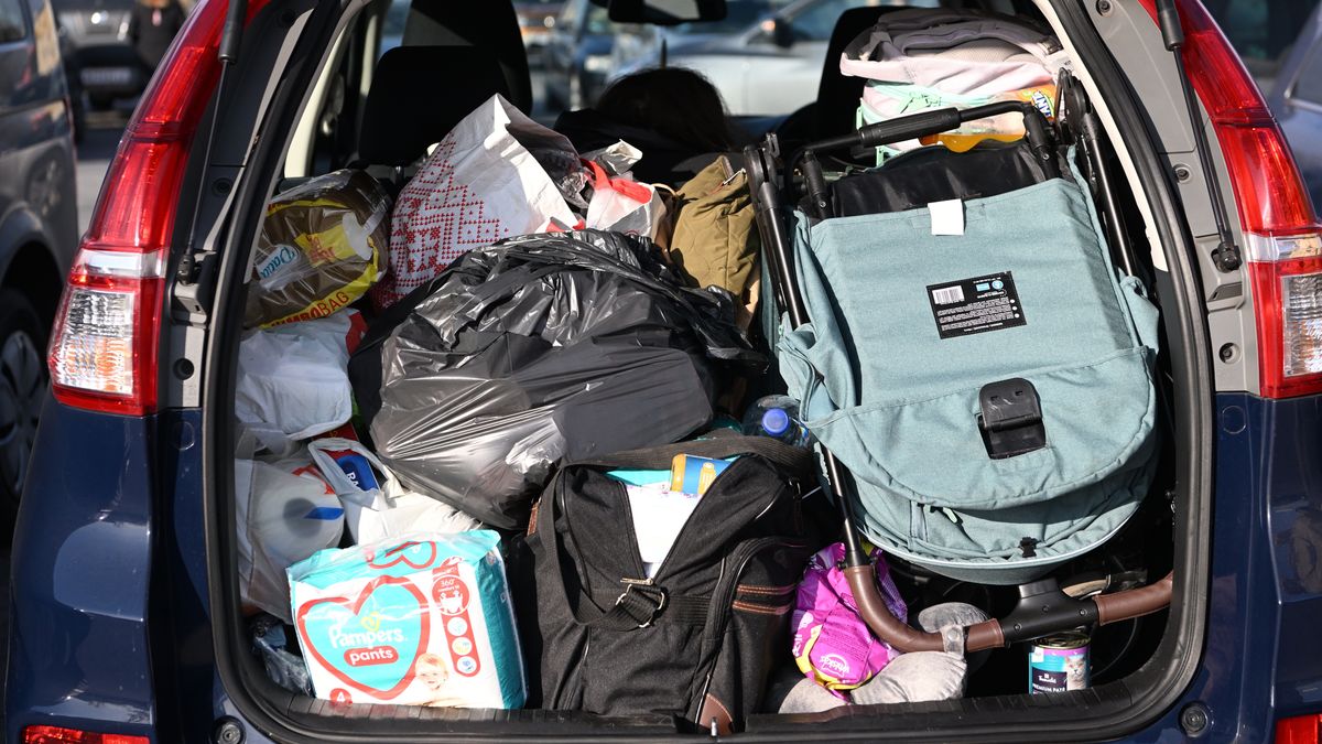 Przemyśl, 26.02.2022. Miejsce pomocy dla uchodźców z Ukrainy, 26 bm. na parkingu przy jednym ze sklepów w Przemyślu. Wiele osób oferuje uchodźcom pomoc, odbiór z granicy i darmowy transport. (mr) PAP/Darek Delmanowicz