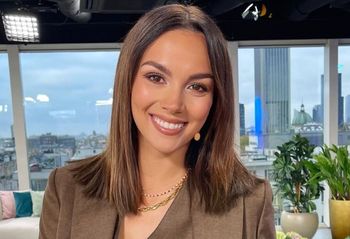 Od stóp do głów stanęła w "mroźnym" kolorze. To hit sezonu