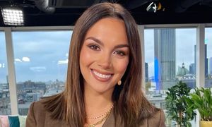 Od stóp do głów stanęła w "mroźnym" kolorze. To hit sezonu