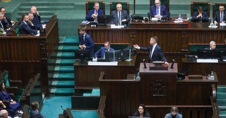 Po wystąpieniu szefa MON. Krzyki, zdumienie i zarzuty