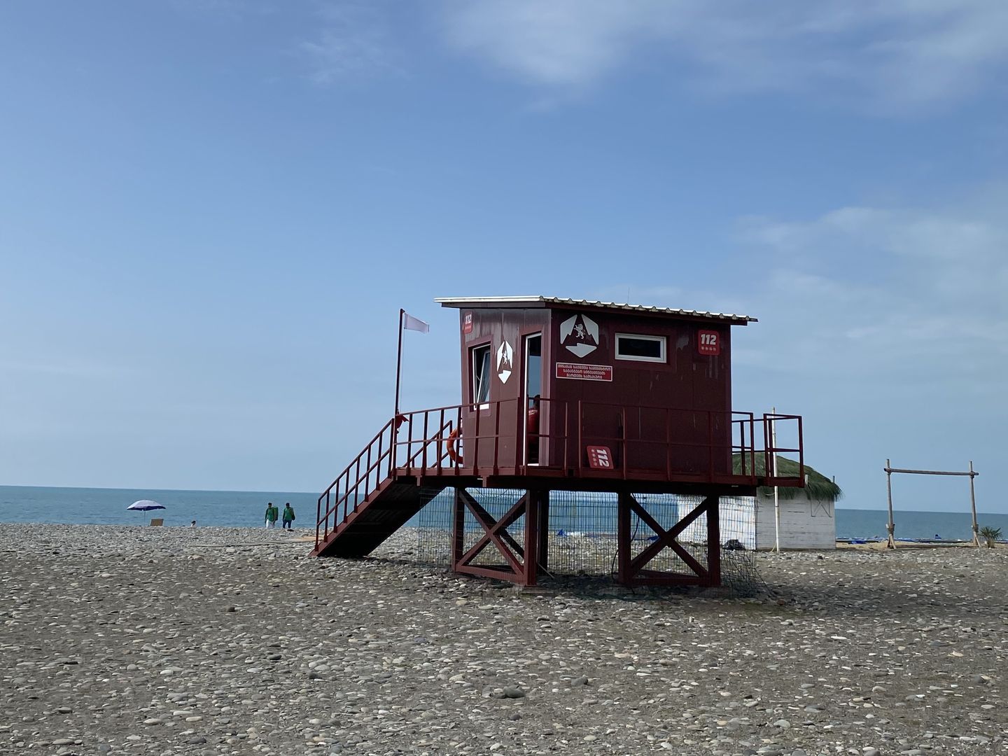Stanowiska ratowników przypominają te rodem z amerykańskich filmów lub plaży Miami