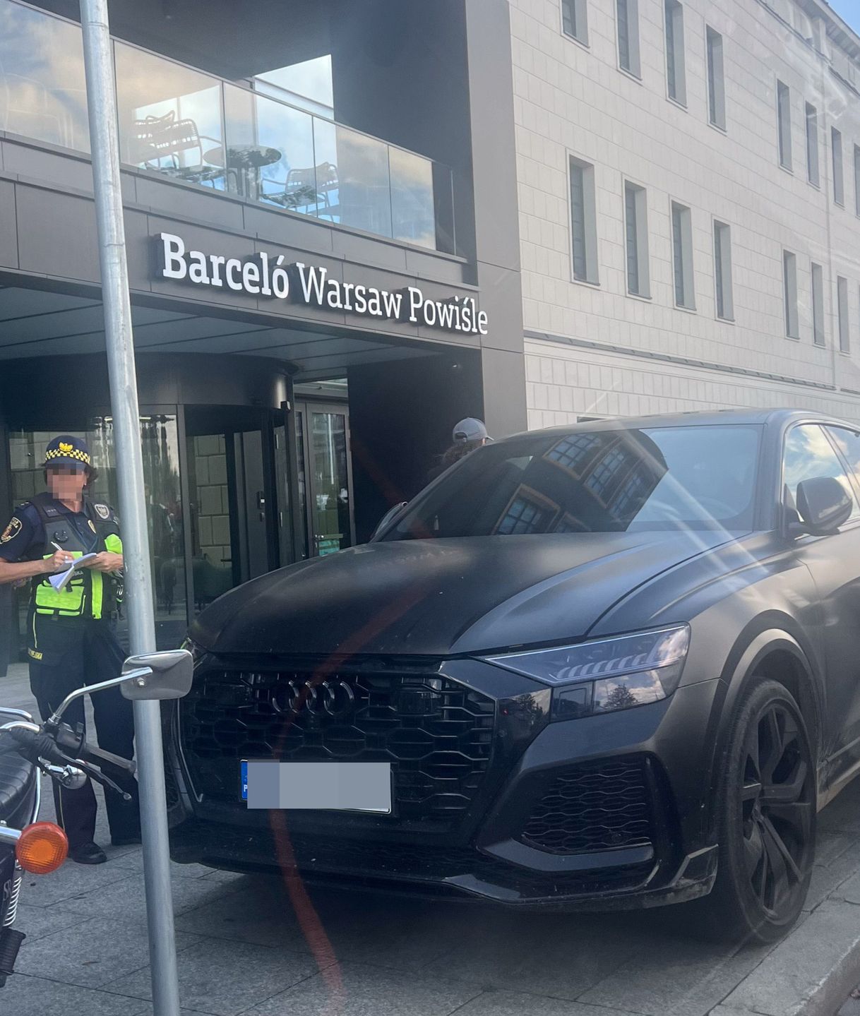 Tomasz Iwan sfotografowany z ukochaną. Dostał mandat