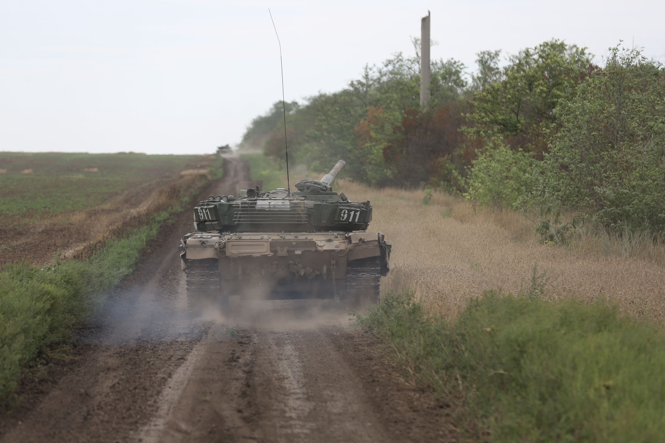 YASINOVATSKY, UKRAINE - AUGUST 13: DPR servicemen are seen in a tank to target enemy positions located near the city of Krasnohorivka, at Novoselovka-2 village of Yasinovatsky district, Donetsk Oblast of Ukraine on 13, 2022. (Photo by Leon Klein/Anadolu Agency via Getty Images)