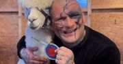 Popek wytatuował sobie wulgaryzm na twarzy. Teraz się tłumaczy: "Tam jest pięć kresek kokainy"