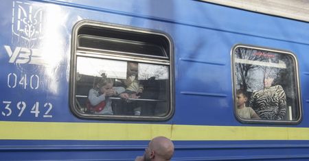 Ludzie uciekają z Chersonia.