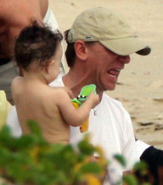 Daniel Craig z dzieckiem i dziewczyną