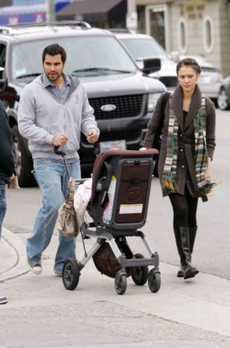 Alba na spacerze z córką i mężem