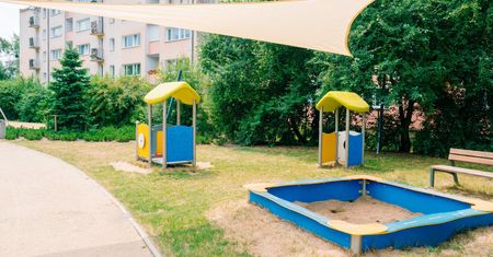 Na placach zabaw powstaną specjalne zadaszenia
