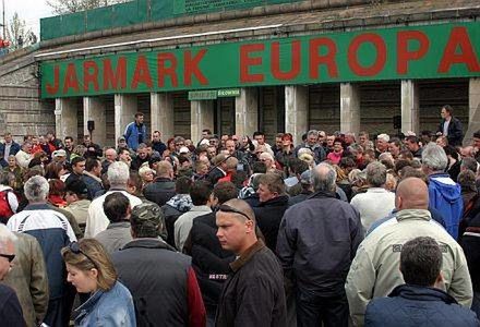 Stadion Dziesięciolecia - największe przez lata targowisko Europy. Mekka dla sprzedawców wszelkiego rodzaju podrób.