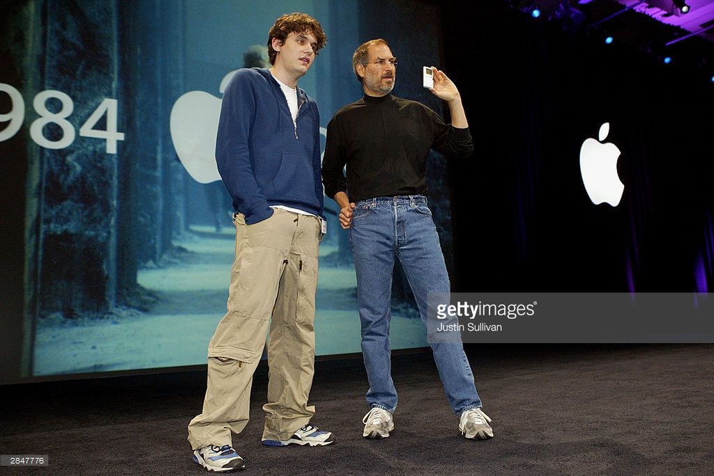 Steve Jobs i muzyk John Mayer prezentują iPoda Mini na MacWorld.