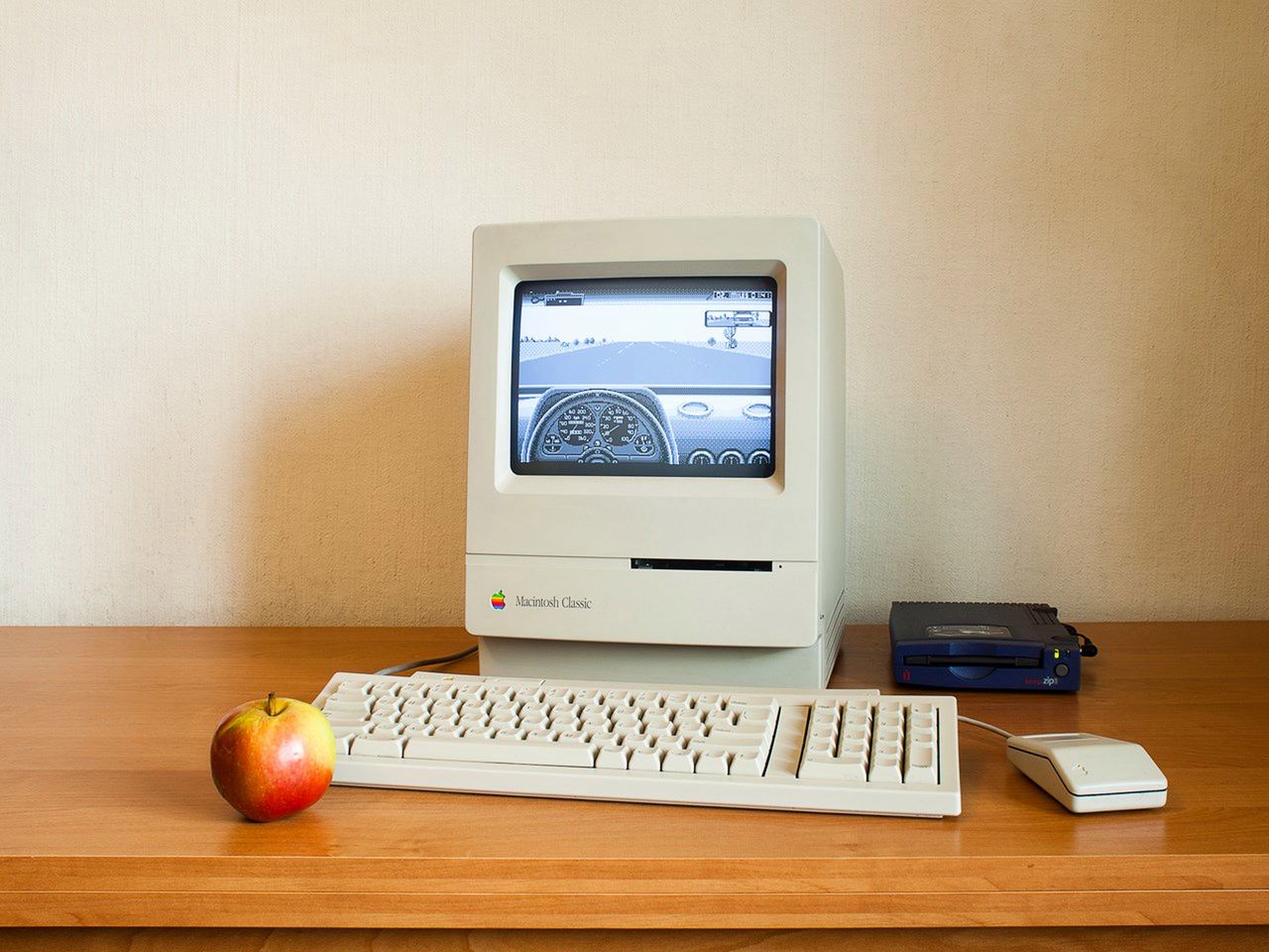 Macintosh Classic z klawiaturą Apple  Keyboard  oraz myszką Apple Desktop Bus Mouse.