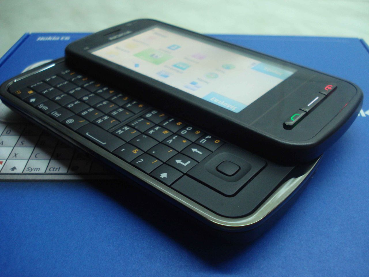 Nokia C6 - mój ideał dawnego smartfona. Wytrzymały, dobra bateria, ekran dotykowy i fizyczna klawiatura
