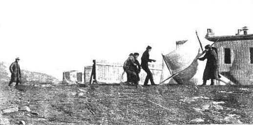 Marconi i pracownicy instalujący anteny w Nowej Fundlandii