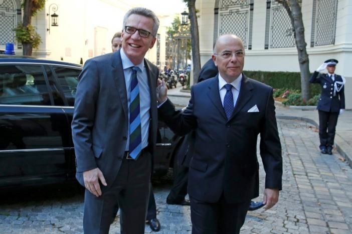 Bernard Cazeneuve (MSW Francji) i Thomas de Maiziere (MSW Niemiec). Fot. Reuters/Pascal Rossignol
