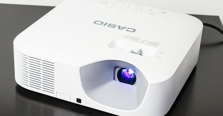 Projektor CASIO XJ-F210WN – wszechstronny długodystansowiec