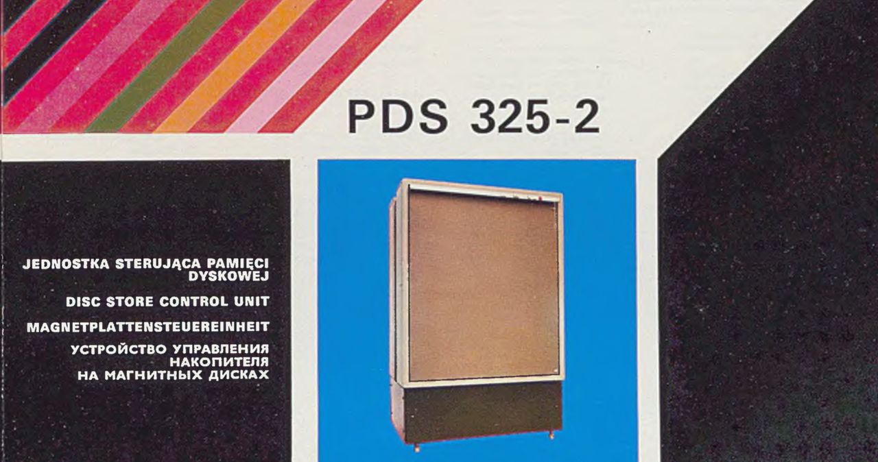 Obwoluta broszury informacyjnej dotyczącej sterownika pamięci PDS 325. Model 325- zawierał dwa moduły sterujące, mogące obsłużyć łącznie do 12 czytników magnetycznych pamięci dyskowych.