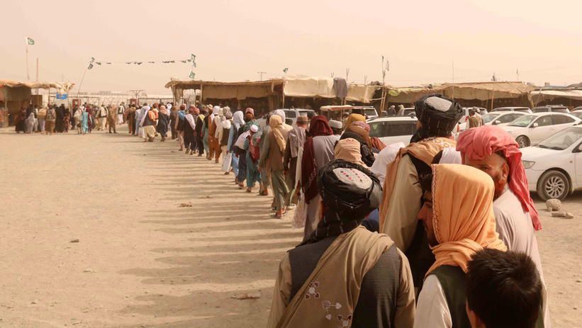 <p>epa09416260 People arrive to go through checking as they prepare to cross into Afghanistan, at Chaman, Pakistan, 16 August 2021. Taliban co-founder Abdul Ghani Baradar on 16 August declared victory and end to the decades-long war in Afghanistan, a day after the insurgents entered Kabul to take control of the country. Baradar, who heads the Taliban political office in Qatar, released a short video message after President Ashraf Ghani fled and conceded that the insurgents had won the 20-year war.  EPA/AKHTER GULFAM<br />
Dostawca: PAP/EPA.</p>