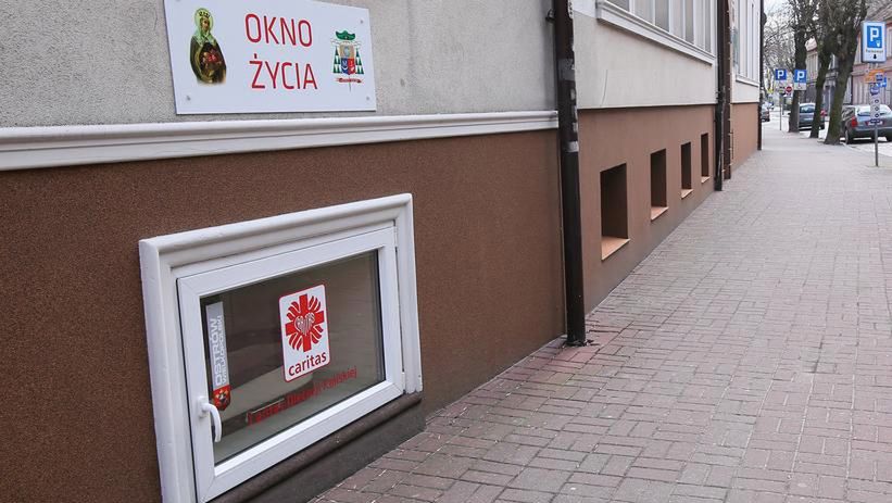 Noworodek znaleziony w oknie życia w Mikołowskiej Borowej Wsi.