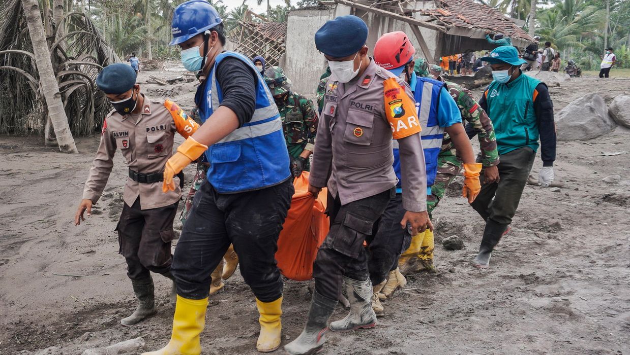 Indonezja: Operacje poszukiwawcze i ratownicze utrudnione przez popiół wulkaniczny po erupcji Mount Semeru