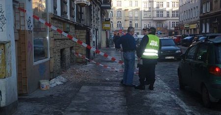 Niebezpieczna wiosna na ulicy: leci gruz, spadają sople...